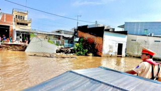 CBCS Công an tỉnh Cà Mau hỗ trợ người dân bị ảnh hưởng sạt lở