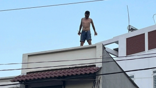 Đối tượng nghi "ngáo đá" cầm kéo leo mái nhà, hủy hoại tài sản người dân
