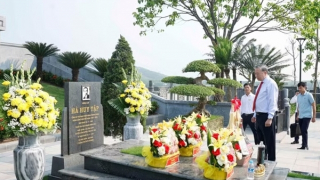 Top leader pays tribute to late Party General Secretary Ha Huy Tap in Ha Tinh province