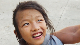 Tìm người thân cho bé gái đi lạc