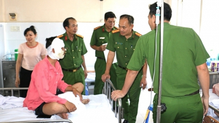 Thăm hỏi, động viên cán bộ, chiến sĩ PCCC bị thương khi làm nhiệm vụ