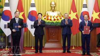 Vietnam, RoK leaders witness exchange of cooperation documents