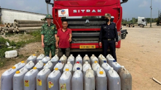 Gần 900 lít dầu diesel giấu dưới gầm xe đầu kéo định tuồn qua cửa khẩu Nam Giang