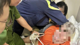 Cảnh sát kịp cứu du khách nước ngoài có trọng lượng “khủng” gặp nạn tại Ngũ Hành Sơn