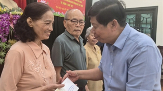 Hội Cựu Công an nhân dân Việt Nam trao quà tri ân các cán bộ Công an chi viện chiến trường miền Nam