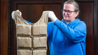 Áo phao giá 23 tỷ đồng