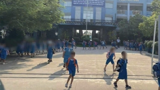 Kỷ luật cô giáo bắt học sinh dùng kim tiêm tự đâm vào tay