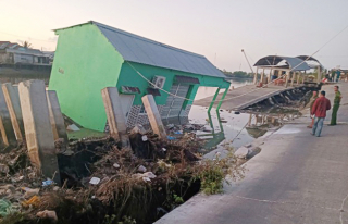 Sạt lở cuốn trôi nhà, gây sụt lún ở Cà Mau