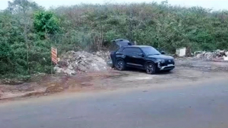 Lái xe sang đi đổ trộm rác thải, một người đàn ông bị xử phạt