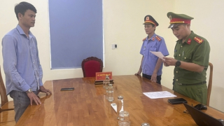 Bắt tạm giam đối tượng sản xuất hàng giả là thực phẩm bán cho học sinh