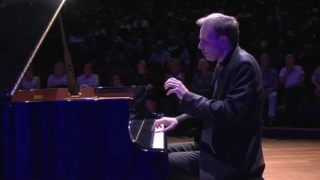 Nghệ sĩ piano hàng đầu thế giới Kevin Kenner biểu diễn tại Nhà hát Hồ Gươm