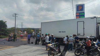 Xe máy va chạm với xe tải đang rẽ vào cây xăng, 2 người thương vong
