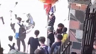 Làm rõ vụ một học sinh lớp 8 bị xịt hơi cay trước cổng trường