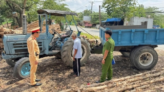 Xe máy cày di chuyển trên đường thành phố, tài xế và chủ 2 xe bị phạt hơn 170 triệu đồng