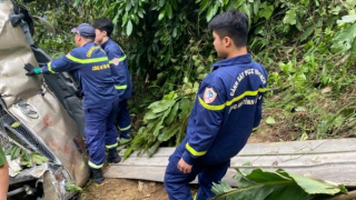 Xe khách lao xuống taluy âm sâu 100m, 1 người tử vong