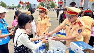 Cảnh sát giao thông Phú Thọ ghi dấu ấn đẹp trong lòng du khách đến Lễ hội Đền Hùng