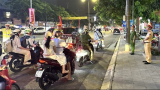 Công an Ninh Bình bảo đảm trật tự, an toàn giao thông để người dân vui chơi dịp nghỉ Lễ 30/4 – 1/5