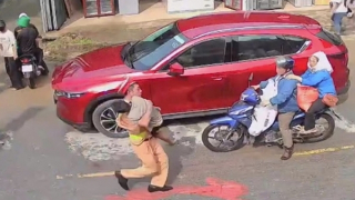 CSGT kịp thời cứu sống cháu bé bị điện giật tại Lễ hội Then Kin Pang