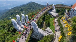 Du khách hồ hởi tận hưởng kỳ nghỉ đích thực trên đỉnh Bà Nà dịp lễ 30/4