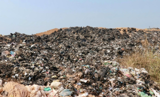 Bãi rác quá tải giữa hai xã: Người dân phải đóng cửa để… thở