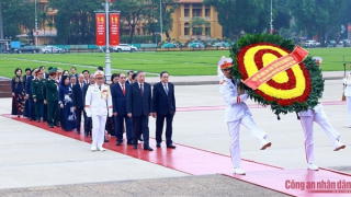 Lãnh đạo Đảng, Nhà nước, Bộ Công an vào Lăng viếng Chủ tịch Hồ Chí Minh