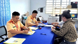 CSGT Cà Mau tận tụy phục vụ nhân dân xuyên lễ