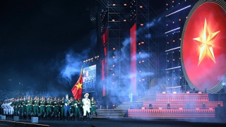 1.000 cán bộ, chiến sĩ diễu binh tại đại nhạc hội “Âm vang Tổ quốc”, gợi nhớ đại lễ A80