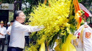 Tổng Bí thư, Chủ tịch nước dâng hương tưởng niệm Đại tướng Võ Nguyên Giáp và các liệt sĩ tại Quảng Trị