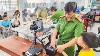 Công an phường ở Cần Thơ cấp căn cước, định danh điện tử cho người dân xuyên lễ
