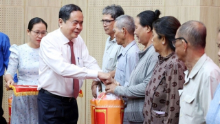 Chủ tịch Quốc hội Trần Thanh Mẫn thăm, tặng quà gia đình chính sách, công nhân, người lao động tỉnh An Giang