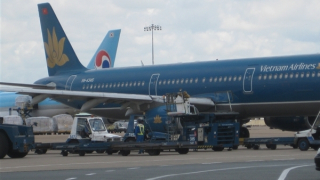 Thấy gì khi số chuyến bay và lượng khách quốc tế tăng cao dịp lễ?