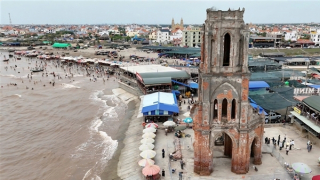 Hàng nghìn du khách kéo về nhà thờ đổ ở Ninh Bình để check-in