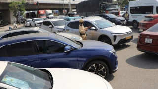 Cảnh sát giao thông "đội nắng" giải quyết ùn ứ ở các cửa ngõ TP Hồ Chí Minh