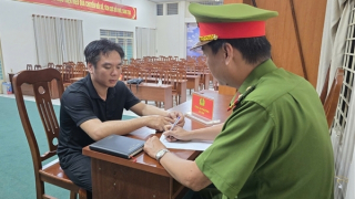 Cướp giật điện thoại rồi… hối hận nhờ người trả lại