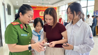 Công an Nghệ An xuyên lễ cấp căn cước và định danh điện tử cho trẻ em