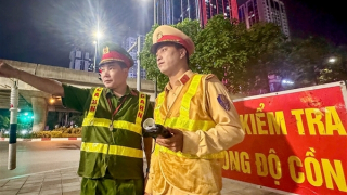 Cảnh sát cắm chốt xuyên đêm xử lý tài xế vi phạm nồng độ cồn