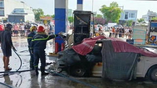 Ô tô bốc cháy khi dừng đổ xăng, 2 người tử vong