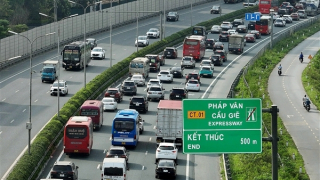 Người dân trở về Hà Nội sớm, dòng xe ùn dài cuối cao tốc Pháp Vân - Cầu Giẽ