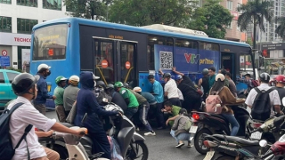 Vào nút giao không giảm tốc độ, xe buýt va chạm với xe máy