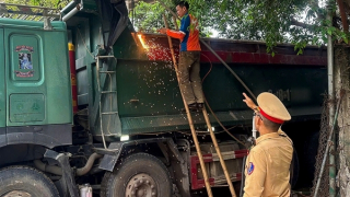 Phạt gần 35 triệu, cắt bỏ thành thùng xe tải làm rơi vãi bùn đất ở Hà Nội