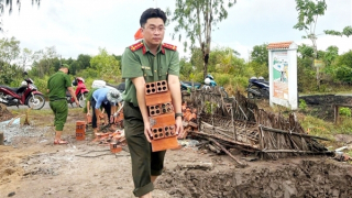 Công an Cà Mau “vượt nắng, thắng mưa” xây dựng nhà tình nghĩa