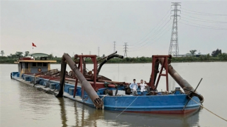 Tìm chủ chiếc tàu khai thác cát trái phép trên sông Hồng