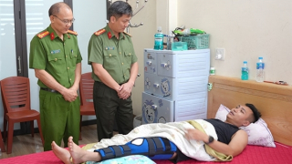 Lãnh đạo Công an tỉnh Lào Cai thăm hỏi cán bộ chiến sĩ bị thương khi làm nhiệm vụ