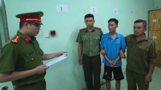 Tạm giữ khẩn cấp cha dượng đánh con riêng của vợ