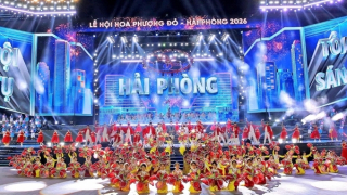 Sống động đêm khai mạc Lễ hội Hoa phượng đỏ Hải Phòng