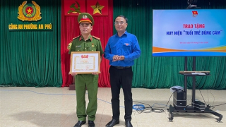 Tặng Bằng khen, Huy hiệu Tuổi trẻ dũng cảm cho Đại úy cứu sống 2 trẻ đuối nước
