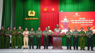 Trao tặng Công an các đơn vị, địa phương ở Khánh Hòa 100 tượng chân dung Chủ tịch Hồ Chí Minh