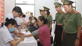 Công an TP Cần Thơ tổ chức khám bệnh, cấp phát thuốc miễn phí vùng đồng bào công giáo