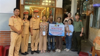 CSGT Công an Khánh Hòa trao tặng sổ tiết kiệm cho thân nhân Thiếu tá Nguyễn Xuân Hải