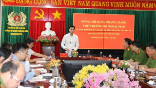 Thứ trưởng Bộ Ngoại giao Đặng Hoàng Giang kiểm tra công tác đặc xá tại Trại giam Hoàng Tiến
